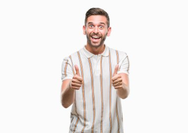 Yakışıklı delikanlı hareketi el ile mutlu yaşasın yapıyor izole arka plan üzerinde. Kameraya bakarak başarı gösteren ile ifade onaylama.