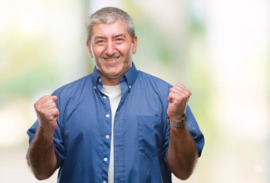 İzole arka plan kutlama üzerinde üst düzey yakışıklı şaşırttı ve başarı için kaldırdı kollarını açarak hayret ve gözleri açık. Kazanan kavramı.