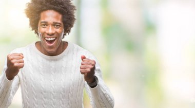 Mutlu afro Amerikalı siyah adam kutluyor, çok heyecanlı ve kendine güvenen