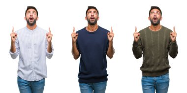 Yakışıklı genç Hintli izole arka plan üzerinde kolaj hayrete ve yukarıya bakıyor ve parmakları ile işaret ve silah kaldırdı şaşırttı.