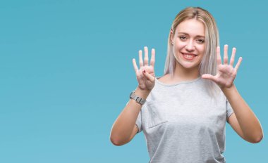 Sarışın genç kadın gösterilen ve parmakları ile işaret izole arka plan üzerinde numara 9 kendinden emin ve mutlu gülümseyerek süre.