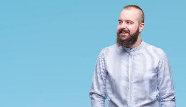 İzole arka plan uzak tarafına gülümseme ile yüzünde, doğal ifade seyir üzerinde genç beyaz hipster adam. Kendine güvenen gülüyor.