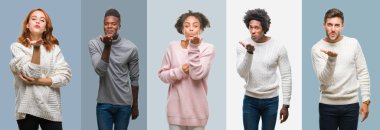 Kolaj grup bir öpücük el ile güzel ve seksi olmak hava üfleme kamera bakarak antika arka plan üzerinde kış kazak giyen Afro-Amerikan ve İspanyol insan. Aşk ifade.