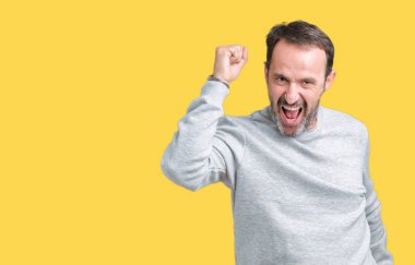 Yakışıklı orta yaş komuta sizde izole arka plan dans mutlu ve neşeli, hareketli rahat ve kendinden emin müzik gülümseyen üzerinde bir kazak giyiyor