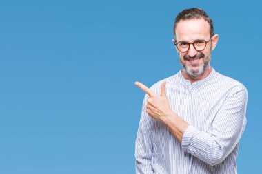 Orta yaş ağarmış komuta sizde izole arka neşeli bir gülümseme ile el ve parmak kadar kameraya bakarak yüzündeki mutlu ve doğal ifade ile yan ile işaret yüz üzerinden gözlük.