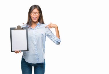 İzole arka pano sürpriz yüz işaret parmağı kendisine tutan genç Asya iş kadın