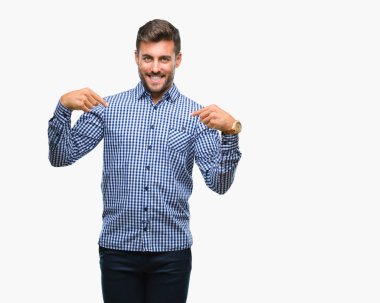 Yüzünde gülümseme ile kendinden emin görünüyorsun, kendini gururlu ve mutlu parmakları ile işaret izole arka plan üzerinde genç yakışıklı adam.