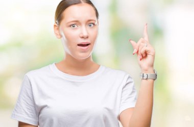 Genç güzel beyaz kadın başarılı fikirle parmağı yukarıyı izole arka plan yüzünden. Çıktıktan ve mutlu. Bir numara.