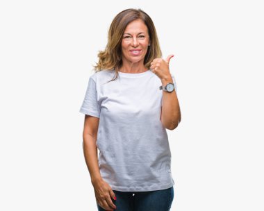 Orta yaş İspanyol kadın kıdemli mutlu yaşasın el ile jest yapıyor izole arka plan üzerinde. Kameraya bakarak başarı gösteren ile ifade onaylama.