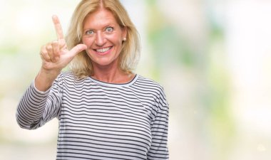 Orta yaş sarışın kadın gösterilen ve parmakları ile işaret izole arka plan yüzünden kendinden emin ve mutlu gülümseyerek ise ikinci.