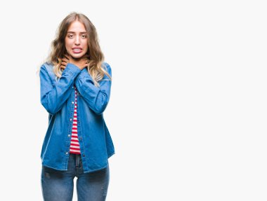 Güzel sarışın genç kadın üzerinde arka plan bağırarak izole ve çünkü boğmak acı kendi ellerimle öldürürüm. Sağlık sorunu. Yaralarından ve intihar kavramı.