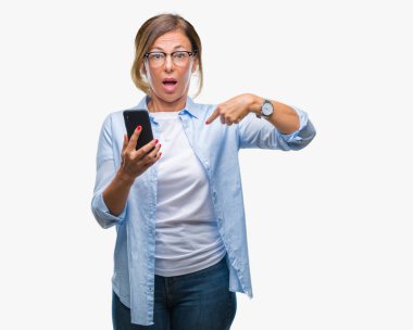 Orta yaş kadın kıdemli manifatura sürpriz yüz işaret parmağı kendini izole arka plan üzerinde Smartphone kullanarak ileti gönderme