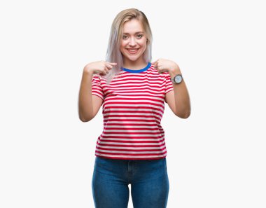 Yüzünde gülümseme ile kendinden emin görünüyorsun, kendini gururlu ve mutlu parmakları ile işaret izole arka plan üzerinde sarışın genç kadın.