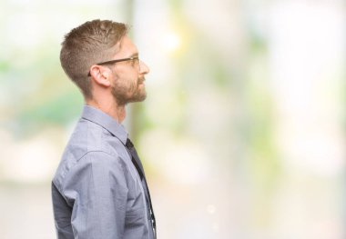 Genç yakışıklı iş adamı izole arka tarafına, seyir üzerinde dinlenmek doğal yüz emin gülümseme ile pozuyla profili.