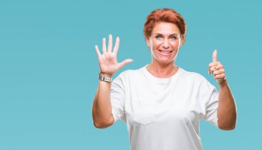 Atrractive üst düzey beyaz Kızıl saçlı kadın gösterilen ve parmakları ile işaret izole arka plan yüzünden kendinden emin ve mutlu gülümseyerek süre 6 numara.