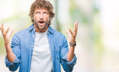 Yakışıklı İspanyol modeli adam izole arka plan çılgın ve kızgın bağırarak ve agresif ifade ve silah kaldırdı bağırıyor. Hayal kırıklığı kavramı.