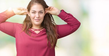 Artı boyutu genç kadın izole arka plan güzel gülen çekerek parmaklarıyla, komik jest kulaklar. Seçmelere sorun