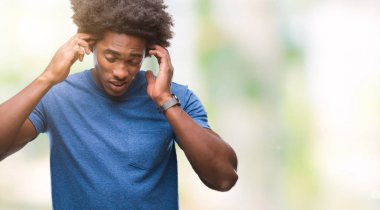 Çünkü üzerinde Afro Amerikalı adam arka plan baş baş ağrısı için el ile izole stres. Migren muzdarip.