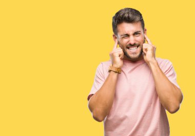 Yüksek sesle müzik gürültü rahatsız ifade parmaklarıyla kulaklarıyla kapsayan izole arka plan üzerinde genç yakışıklı adam. Sağır kavramı.