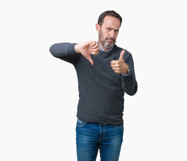 Yakışıklı orta yaş komuta sizde izole arka plan yapmaya başparmak üzerinde yukarı ve aşağı bir kazak giyiyor, anlaşmazlık ve anlaşma ifade. Deli çatışma