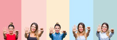Kolaj gösterilen ve parmakları ile işaret renkli çizgili izole arka plan üzerinde genç güzel kadın kendinden emin ve mutlu gülümseyerek süre 6 numara.