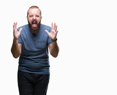 Genç beyaz hipster adam izole arka plan çılgın ve kızgın bağırarak ve agresif ifade ve silah kaldırdı bağırıyor. Hayal kırıklığı kavramı.