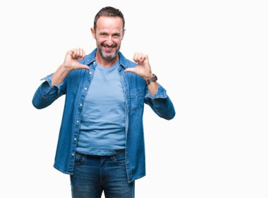 Orta yaş ağarmış komuta sizde yüzünde gülümseme ile kendinden emin görünüyorsun, kendini gururlu ve mutlu parmakları ile işaret izole arka plan üzerinde.