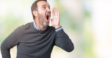 Yakışıklı orta yaş komuta sizde bağırarak ve ağzı üzerinde el ile yan için çığlık izole arka plan üzerinde bir kazak giyiyor. İletişim kavramı.