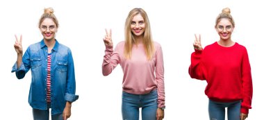 Kolaj gösterilen ve parmakları ile işaret izole arka plan üzerinde genç güzel sarışın kadının ikincisi ise kendinden emin ve mutlu gülümseyerek.