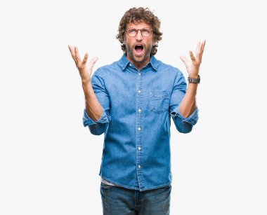 Üzerinde gözlük takan yakışıklı İspanyol model adam arka plan deli izole ve deli bağırarak ve agresif ifade ve silah kaldırdı bağırıyor. Hayal kırıklığı kavramı.