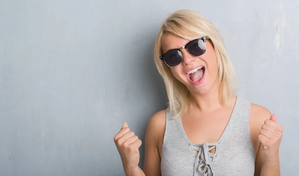 Mujer Caucásica Adulta Sobre Pared Gris Grunge Usando Gafas Sol —  Fotos de Stock