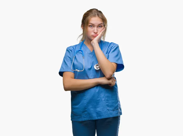 Unga Kaukasiska Läkare Kvinna Bär Kirurg Uniform Över Isolerade Bakgrund — Stockfoto