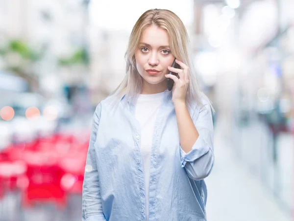 Mujer Rubia Joven Hablando Usando Smarpthone Sobre Fondo Aislado Con —  Fotos de Stock