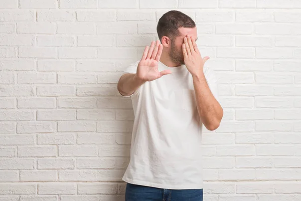 Homem Caucasiano Jovem Sobre Parede Tijolo Branco Gesticulando Com Mãos — Fotografia de Stock