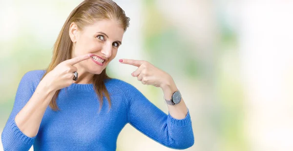 Mulher Madura Meia Idade Bonita Vestindo Camisola Inverno Sobre Fundo — Fotografia de Stock