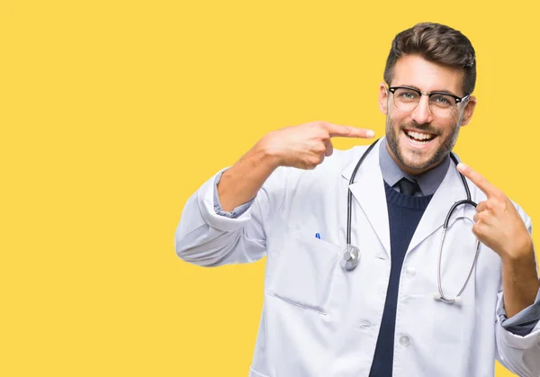 Jonge Knappe Dokter Man Geïsoleerde Achtergrond Glimlachend Vertrouwen Tonen Wijzen — Stockfoto