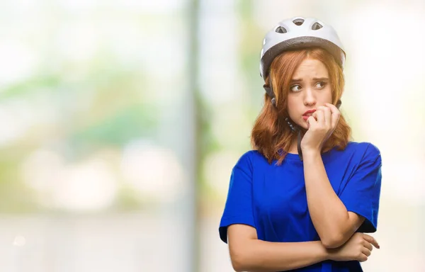 Mujer Hermosa Joven Con Casco Ciclista Sobre Fondo Aislado Mirando — Foto de Stock