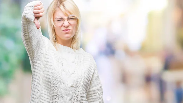 Junge Schöne Blonde Frau Die Winterpullover Und Brille Über Isoliertem — Stockfoto