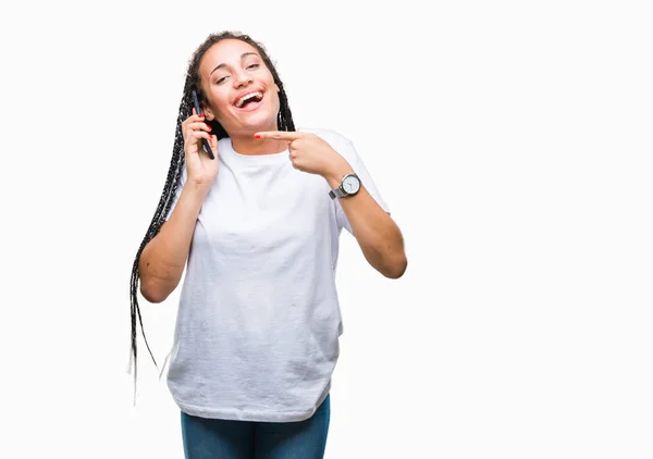 Jovem Trançado Cabelo Afro Americano Menina Mostrando Chamada Usando Smartphone — Fotografia de Stock