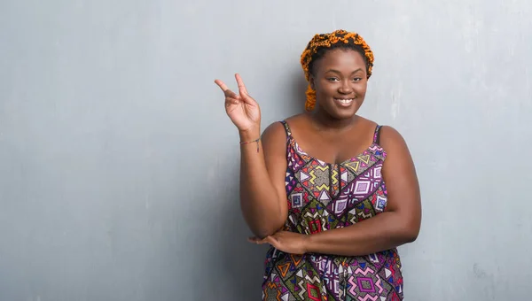 Unga Afroamerikanska Kvinnan Över Grå Grunge Vägg Klädd Orange Flätor — Stockfoto