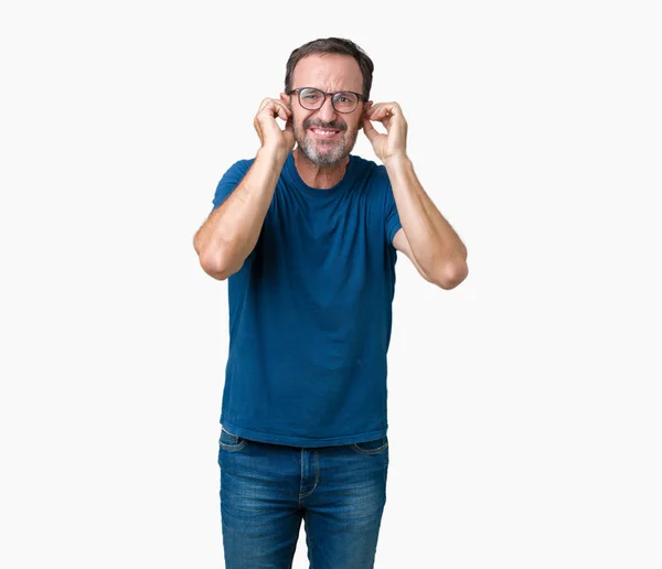 ハンサムな中年白髪シニア男性騒々しい音楽のノイズの腹式指で耳を覆う孤立の背景の上のガラスの率します 聴覚障害者の概念 — ストック写真