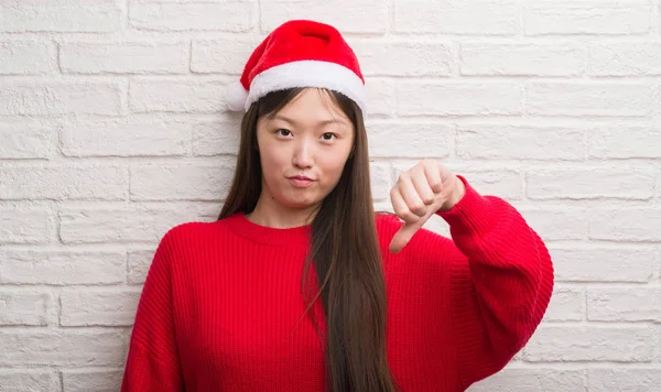 Молодий Китайський Жінки Носять Санта Клауса Капелюх Сердитися Обличчя Ознака — стокове фото