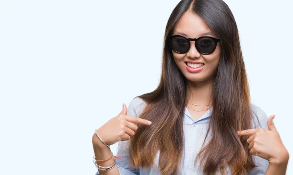 Mladá Asijská Žena Nosí Sluneční Brýle Izolované Pozadí Sebevědomým Úsměvem — Stock fotografie