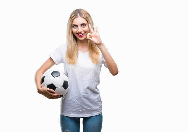 Νέοι Όμορφη Ξανθιά Γυναίκα Κρατώντας Την Μπάλα Ποδοσφαίρου Πάνω Από — Φωτογραφία Αρχείου