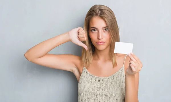 Beautiful Young Woman Grunge Grey Wall Holding Blank Visit Card — Stock Photo, Image