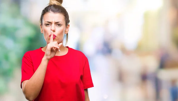 Joven Mujer Hermosa Sobre Fondo Aislado Pidiendo Estar Tranquilo Con — Foto de Stock