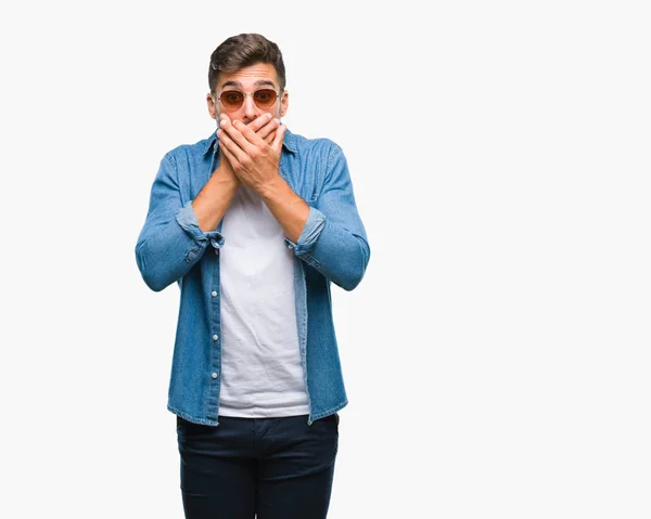 Junger Gutaussehender Mann Mit Sonnenbrille Über Isoliertem Hintergrund Schockiert Mund — Stockfoto