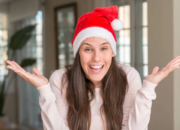 Mooie Jonge Vrouw Met Kerstman Hoed Thuis Vieren Van Gek — Stockfoto