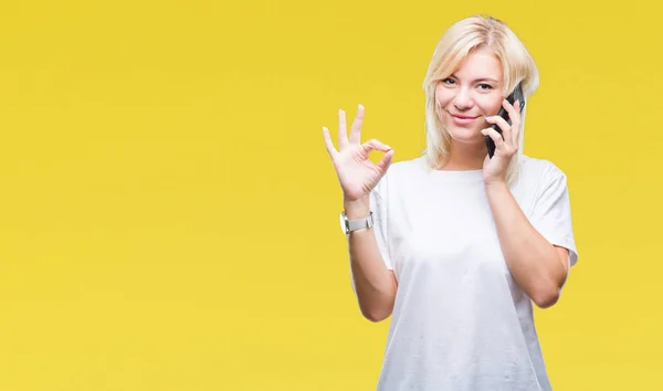 Joven Hermosa Mujer Rubia Llamando Hablando Teléfono Inteligente Sobre Fondo — Foto de Stock