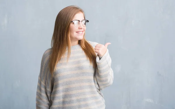 Jovem Mulher Adulta Sobre Parede Grunge Cinza Usando Óculos Apontando — Fotografia de Stock